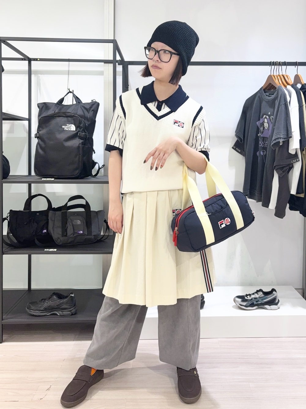 ブラウン系のローファー、グレー系のその他パンツ、ブルー系のボストンバッグを着用したレディースの春コーディネートの2枚目の写真