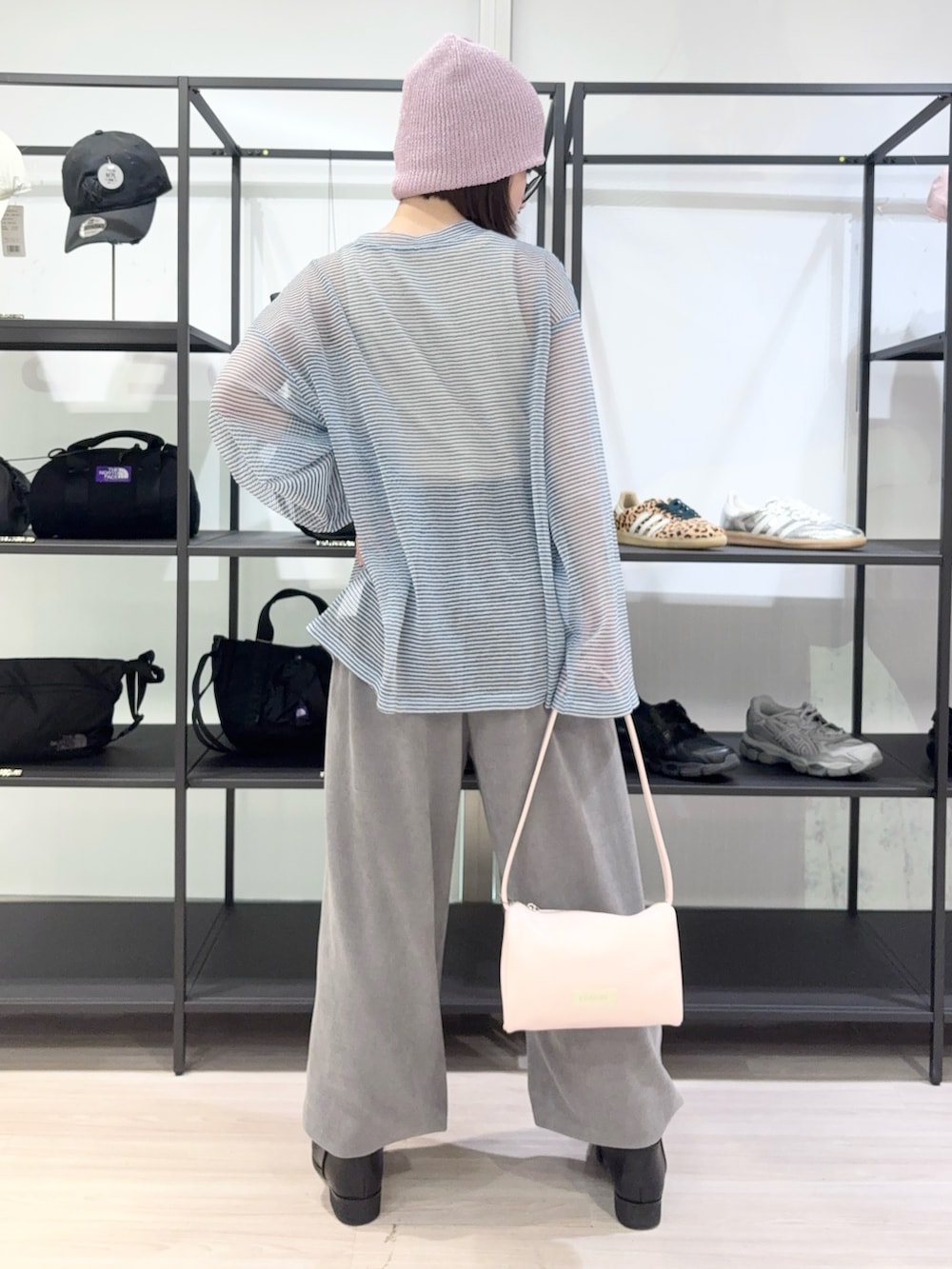 グレー系のその他パンツ、その他のタンクトップ、ブルー系のTシャツ/カットソーを着用したレディースの春コーディネートの4枚目の写真