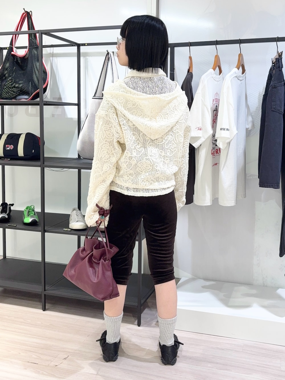 ホワイト系のシャツ/ブラウス、ブラウン系のTシャツ/カットソー、ホワイト系のTシャツ/カットソーを着用したレディースの夏コーディネートの4枚目の写真