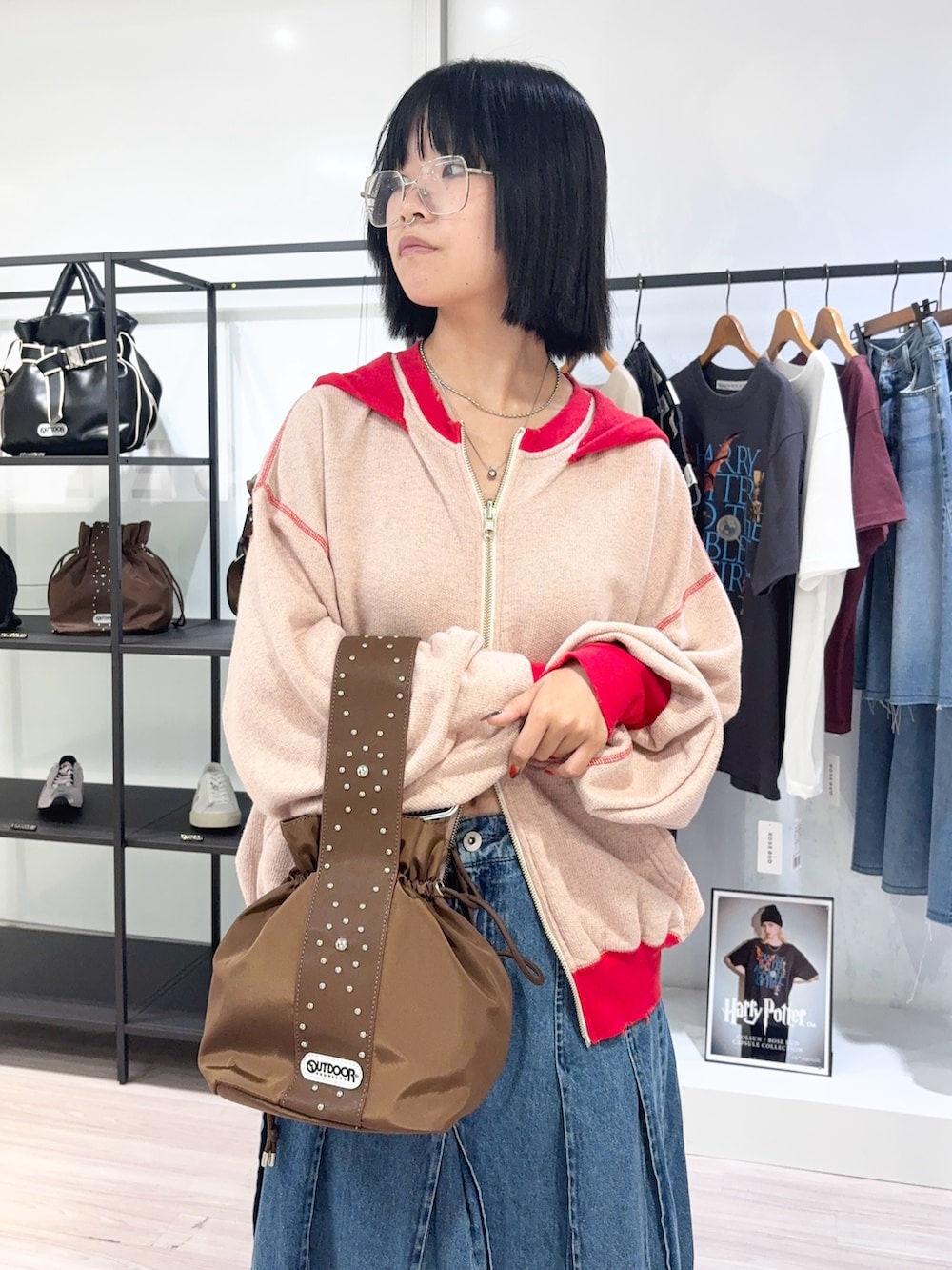 ブラック系のその他シューズ、ブルー系のデニムスカート、ブルー系のデニムパンツを着用したレディースの秋コーディネートの4枚目の写真