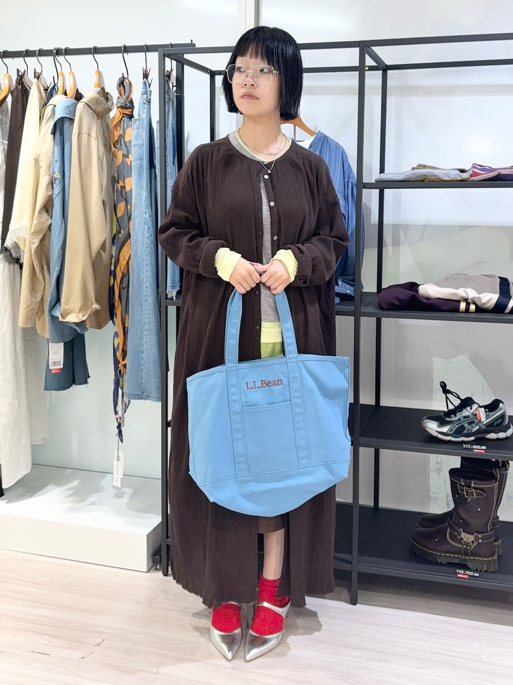 グレー系のTシャツ/カットソー、ブラウン系のワンピース、ブラウン系のその他パンツを着用したレディースの秋コーディネートの2枚目の写真