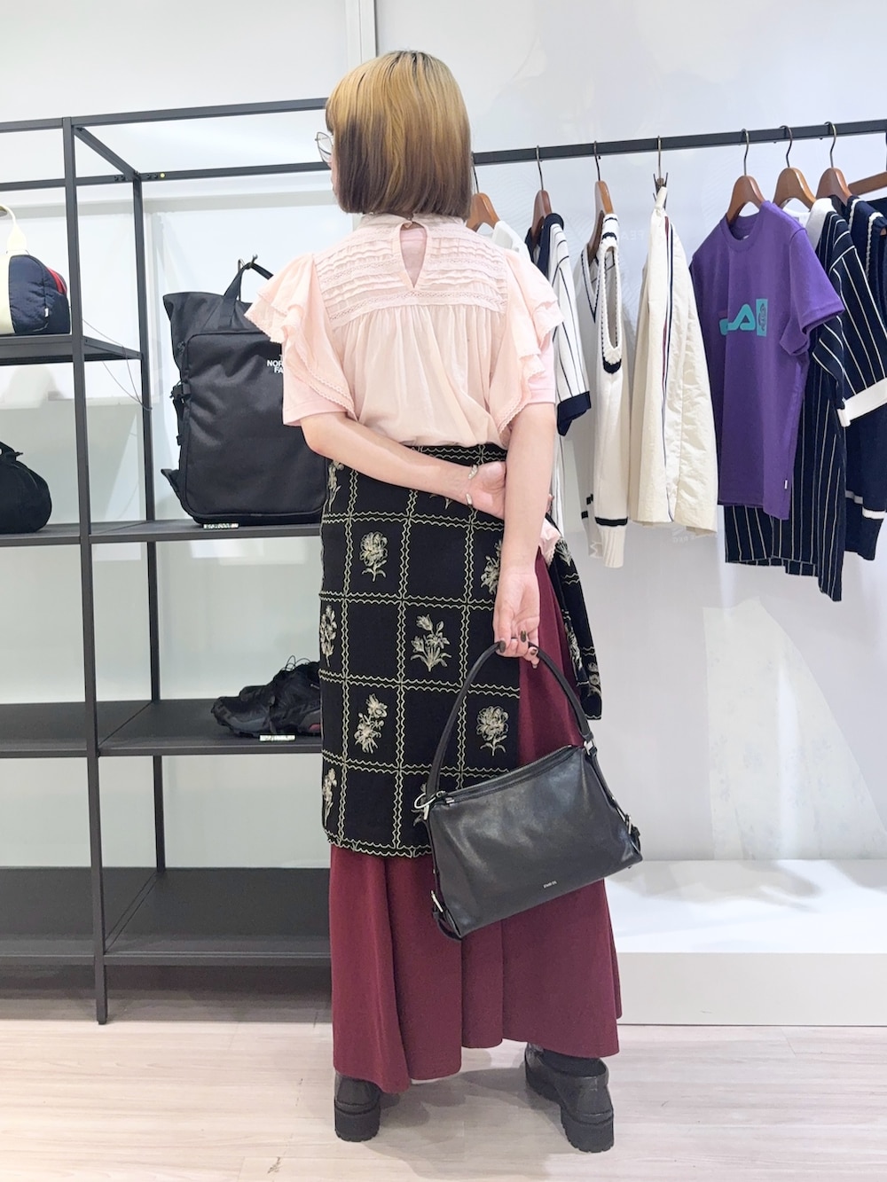 ブラック系のローファー、ピンク系のシャツ/ブラウス、レッド系のスカートを着用したレディースの夏コーディネートの4枚目の写真