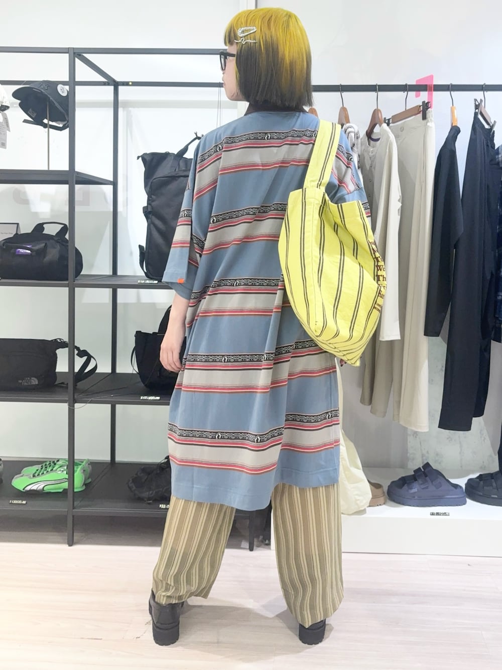 イエロー系のトートバッグ、シルバー系のバレッタ/ヘアクリップ、シルバー系のヘアピンを着用したレディースの春コーディネートの4枚目の写真