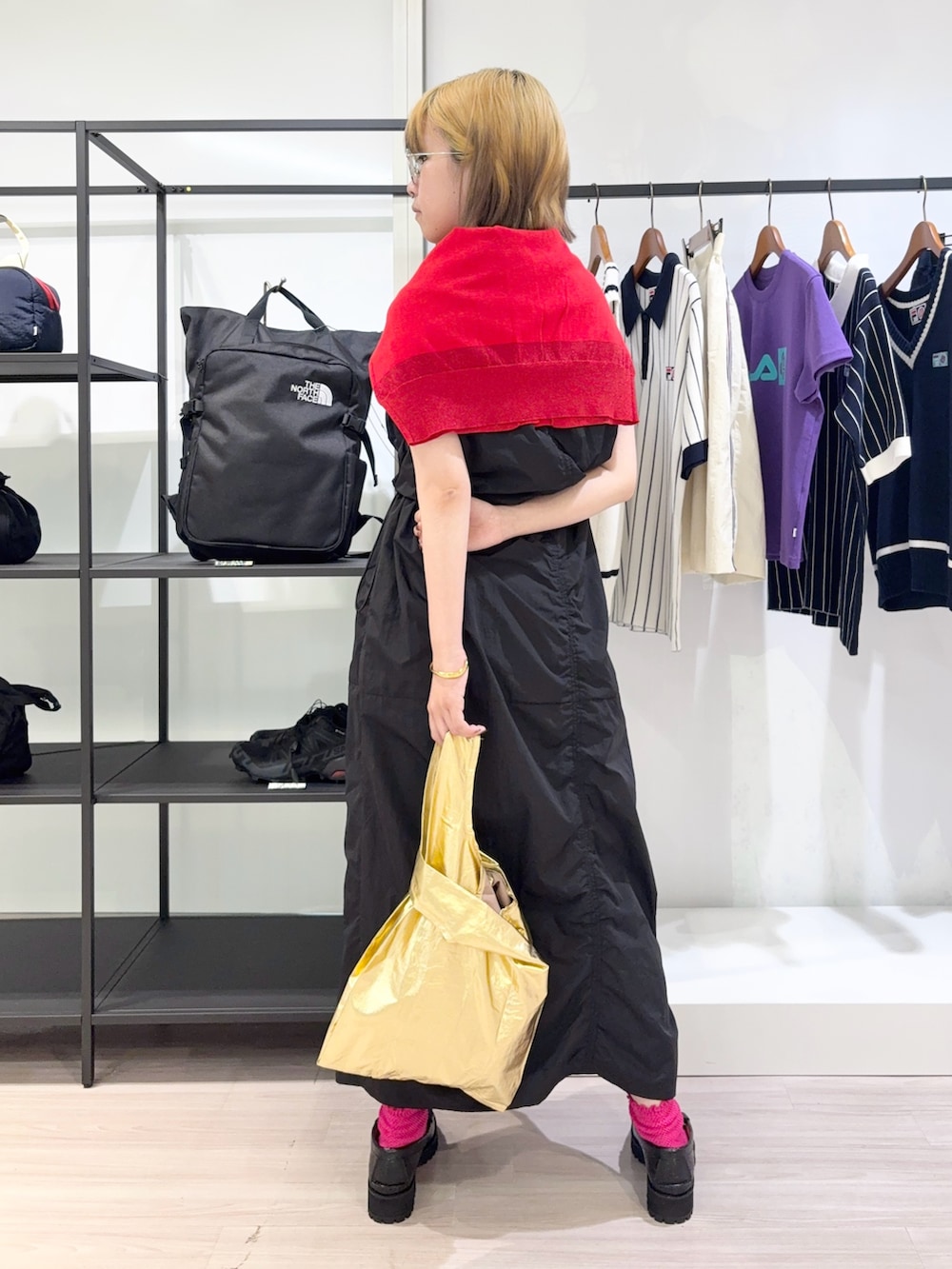 レッド系のニット/セーター、レッド系のタンクトップ、ブラック系のワンピースを着用したレディースの夏コーディネートの4枚目の写真