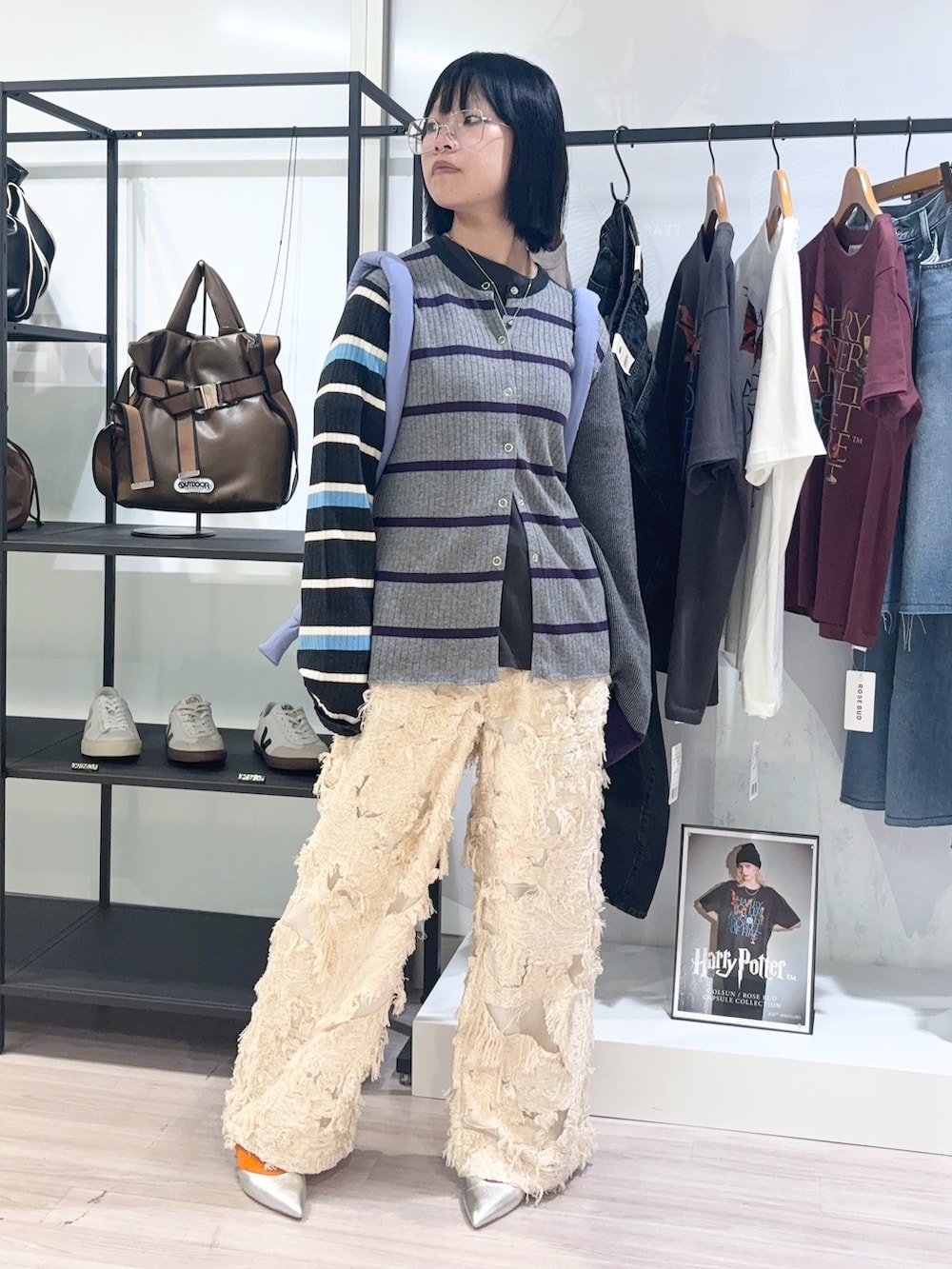 グレー系のニット/セーター、グレー系のTシャツ/カットソー、ベージュ系のその他パンツを着用したレディースの秋コーディネートの2枚目の写真