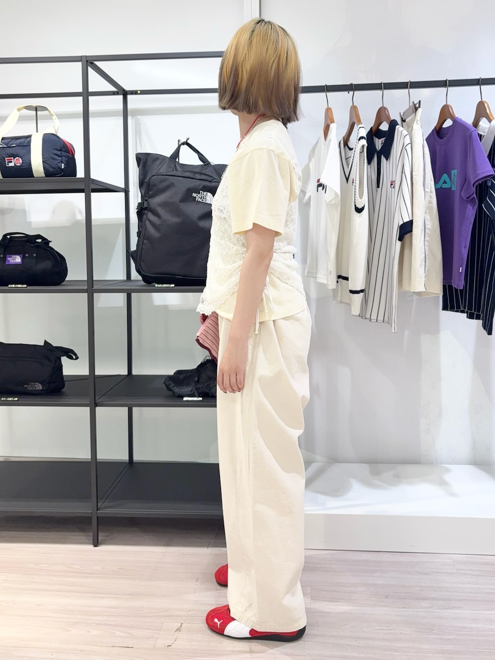 ホワイト系のタンクトップ、ホワイト系のTシャツ/カットソー、ホワイト系のデニムパンツを着用したレディースの夏コーディネートの3枚目の写真