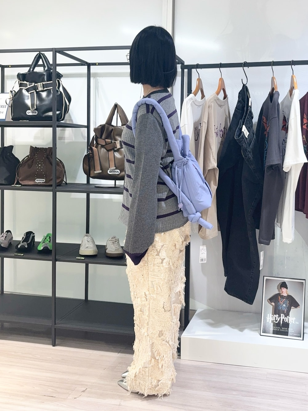 グレー系のニット/セーター、グレー系のTシャツ/カットソー、ベージュ系のその他パンツを着用したレディースの秋コーディネートの3枚目の写真