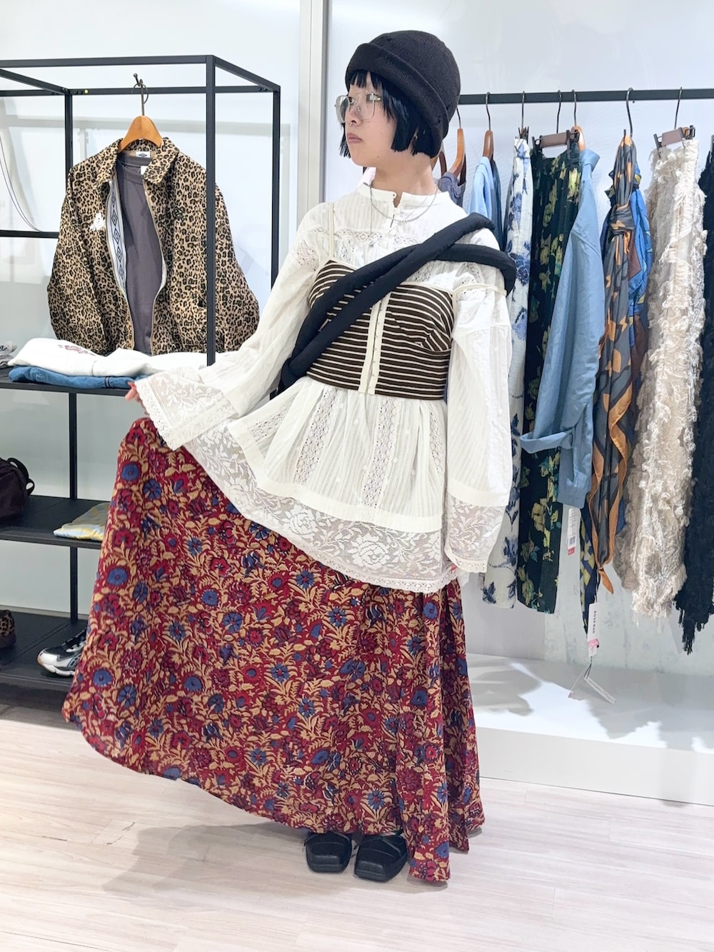 ホワイト系のシャツ/ブラウス、ブラウン系のキャミソール、レッド系のスカートを着用したレディースの秋コーディネートの2枚目の写真