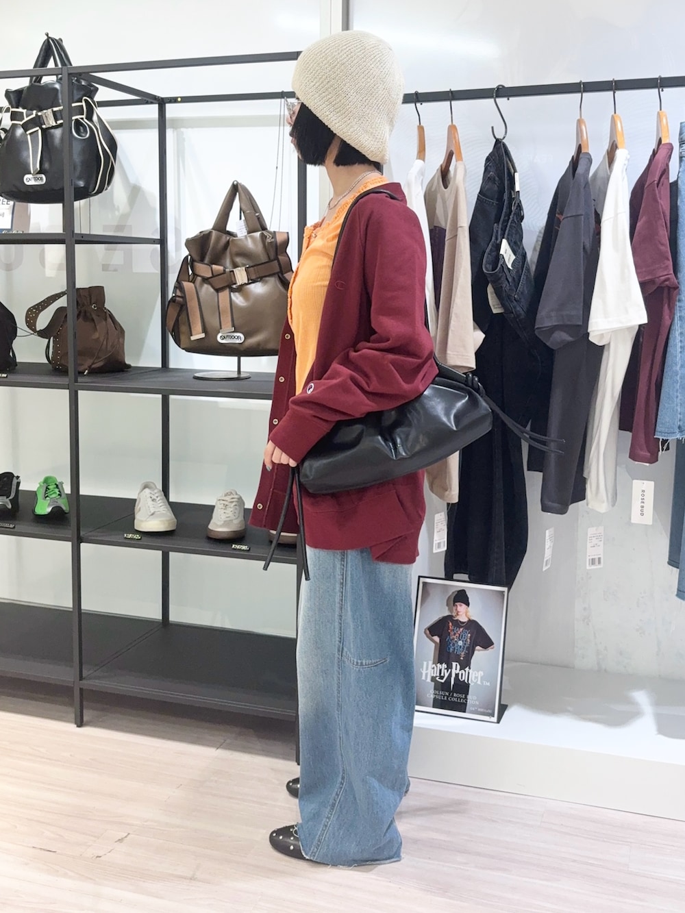 ブラック系のその他シューズ、オレンジ系のTシャツ/カットソー、レッド系のスウェットを着用したレディースの秋コーディネートの3枚目の写真