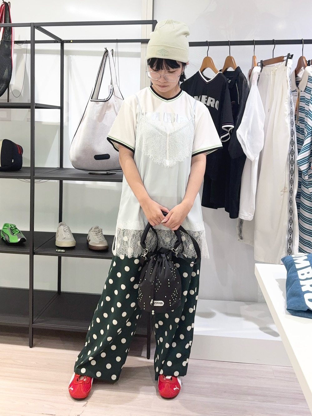 グリーン系のその他パンツ、ブラック系のショルダーバッグ、レッド系のスニーカーを着用したレディースの夏コーディネートの2枚目の写真