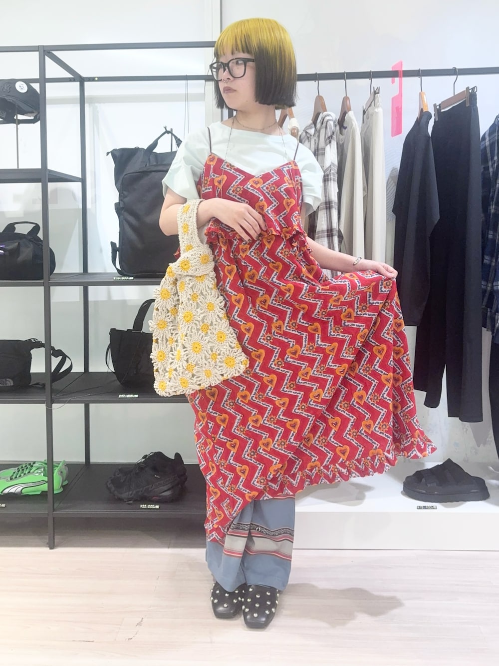 グリーン系のTシャツ/カットソー、イエロー系のショルダーバッグ、レッド系のドレスを着用したレディースの春コーディネートの2枚目の写真