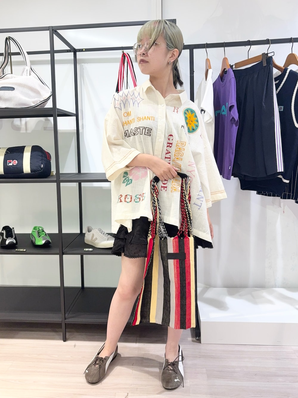 レッド系のショルダーバッグ、その他のシャツ/ブラウス、ブラック系のその他パンツを着用したレディースの夏コーディネートの2枚目の写真