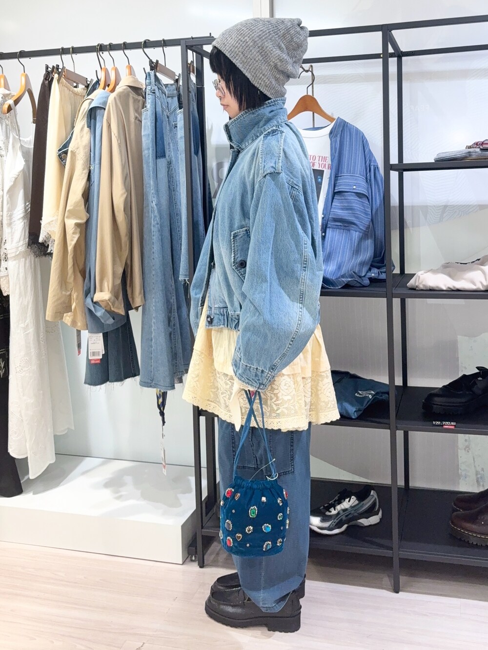 ブルー系のその他アウター、ベージュ系のシャツ/ブラウス、グレー系のニットキャップ/ビーニーを着用したレディースの秋コーディネートの3枚目の写真
