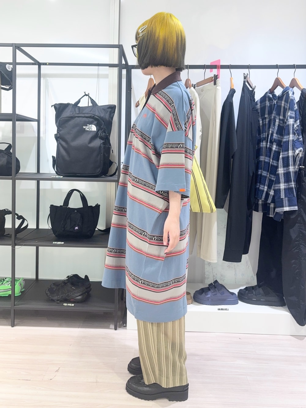 イエロー系のトートバッグ、シルバー系のバレッタ/ヘアクリップ、シルバー系のヘアピンを着用したレディースの春コーディネートの3枚目の写真