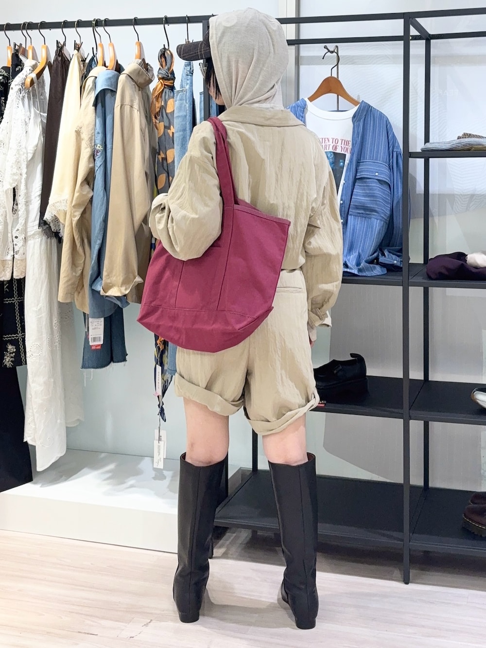 ベージュ系のつなぎ/オールインワン、レッド系のトートバッグ、ブラウン系のキャップを着用したレディースの秋コーディネートの4枚目の写真