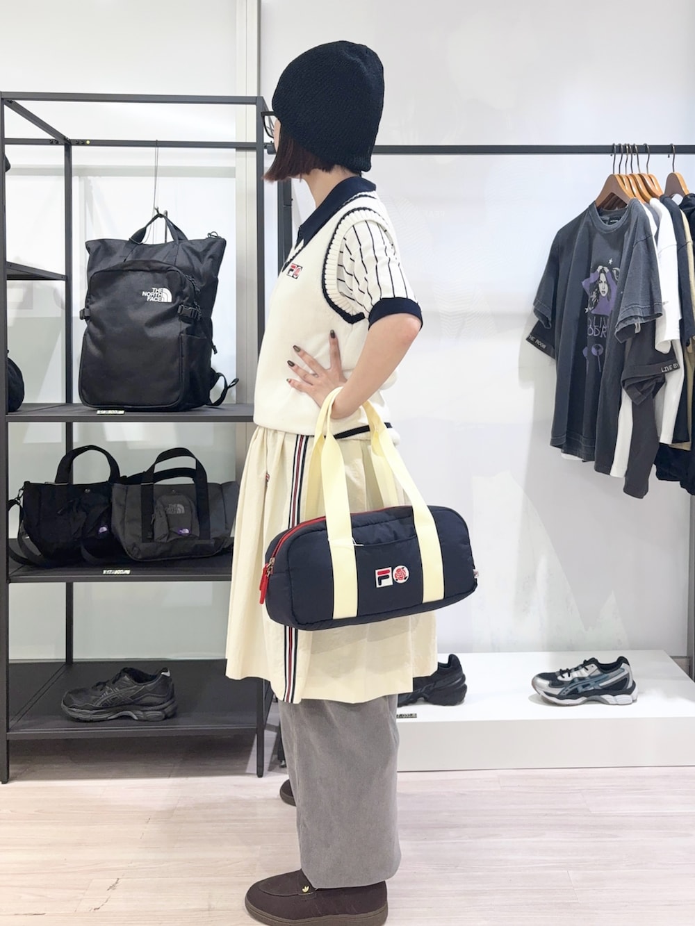 ブラウン系のローファー、グレー系のその他パンツ、ブルー系のボストンバッグを着用したレディースの春コーディネートの3枚目の写真