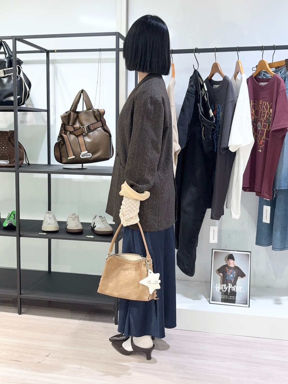 ブラック系のその他シューズ、ブルー系のスカート、ホワイト系のTシャツ/カットソーを着用したレディースの秋コーディネートの2枚目の写真