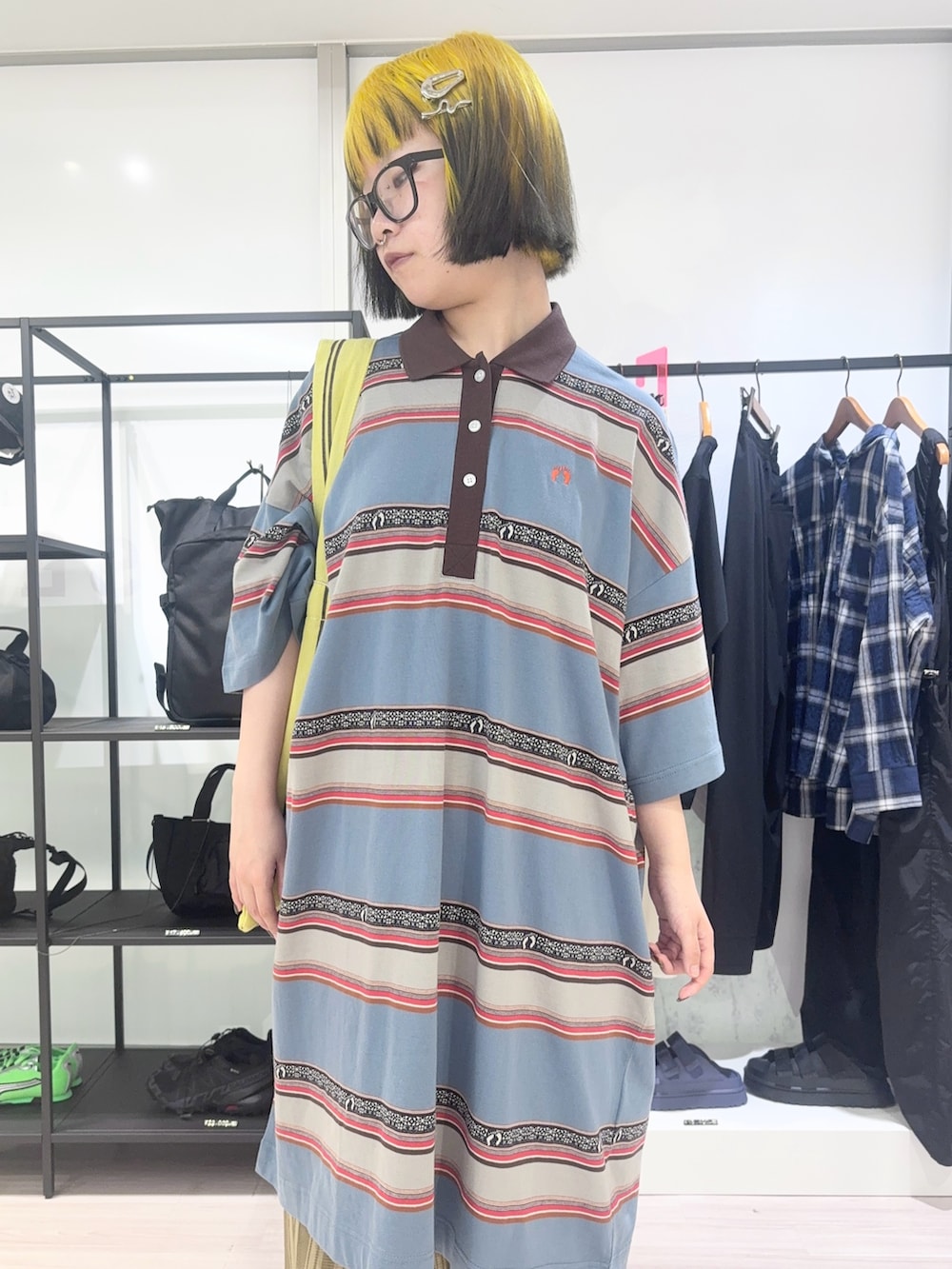 イエロー系のトートバッグ、シルバー系のバレッタ/ヘアクリップ、シルバー系のヘアピンを着用したレディースの春コーディネートの5枚目の写真