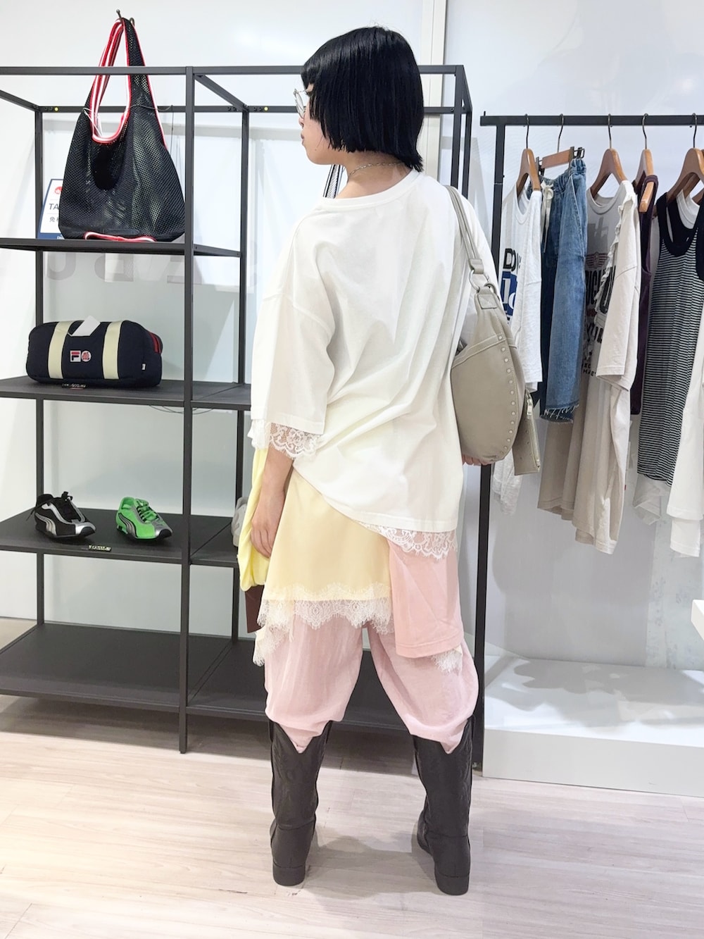 ピンク系のTシャツ/カットソー、イエロー系のスカート、ピンク系のその他パンツを着用したレディースの夏コーディネートの4枚目の写真