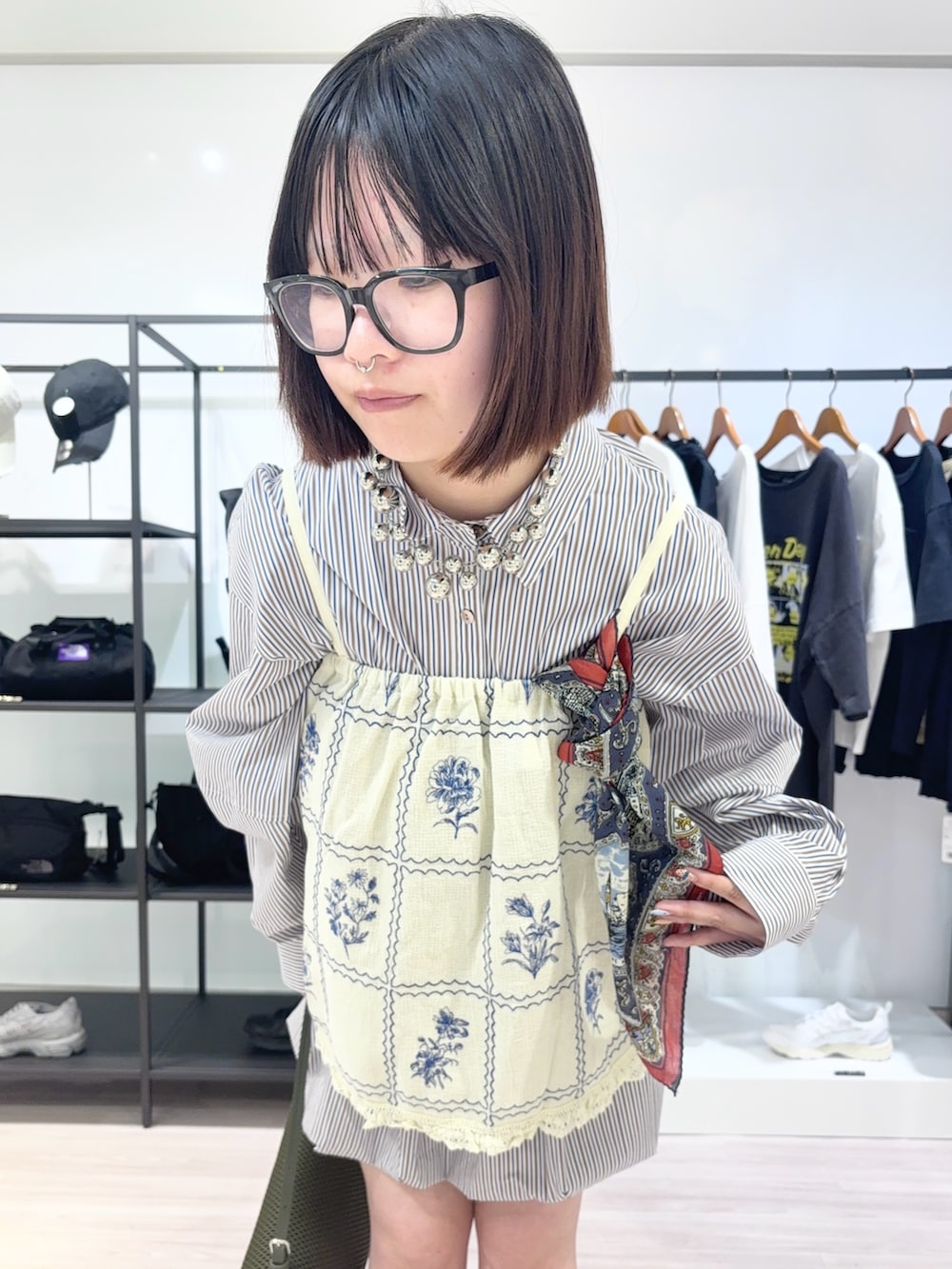 ブラック系のブーツ、ブルー系のスカート、ブルー系のシャツ/ブラウスを着用したレディースの春コーディネートの5枚目の写真