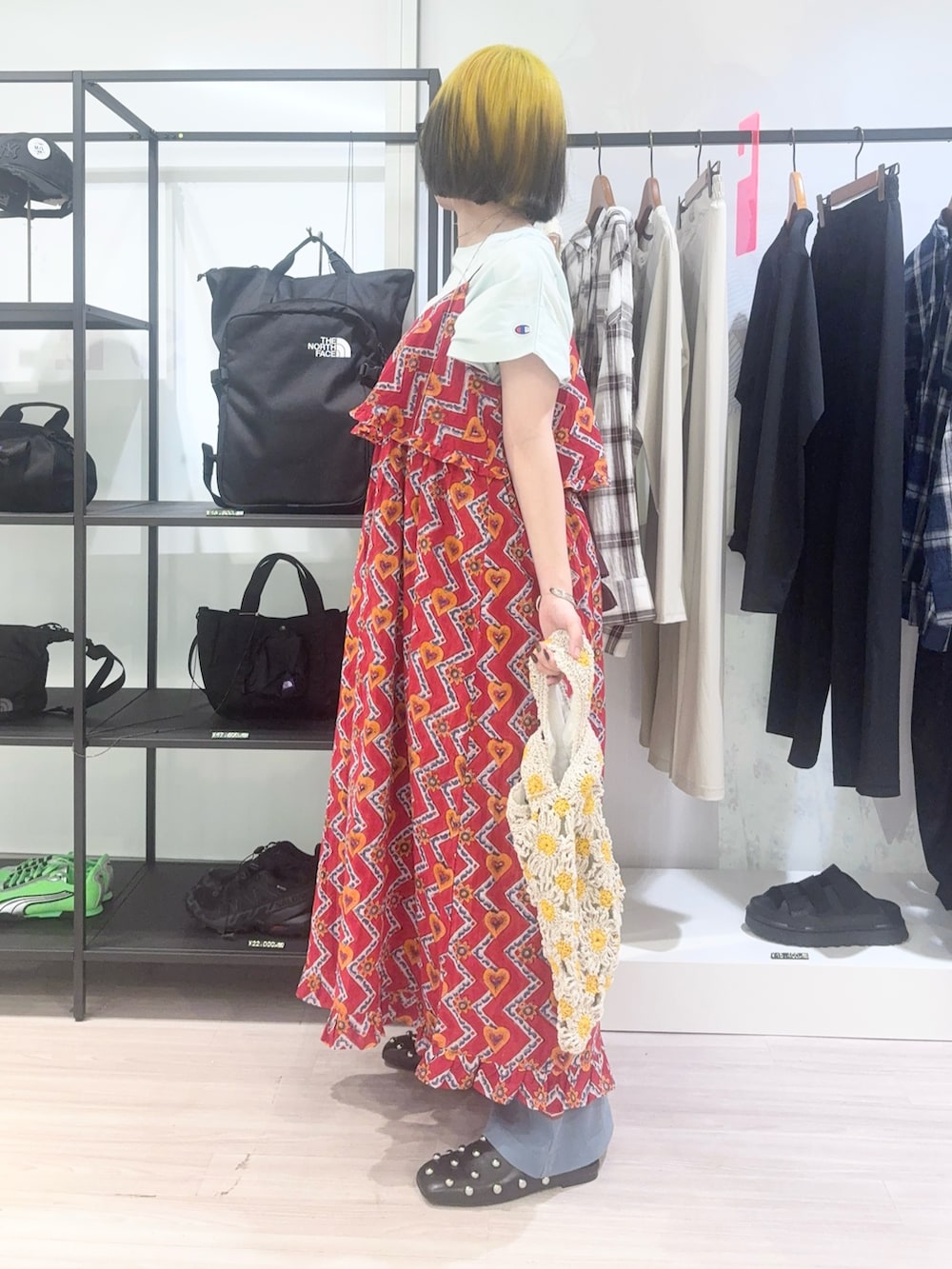 グリーン系のTシャツ/カットソー、イエロー系のショルダーバッグ、レッド系のドレスを着用したレディースの春コーディネートの3枚目の写真