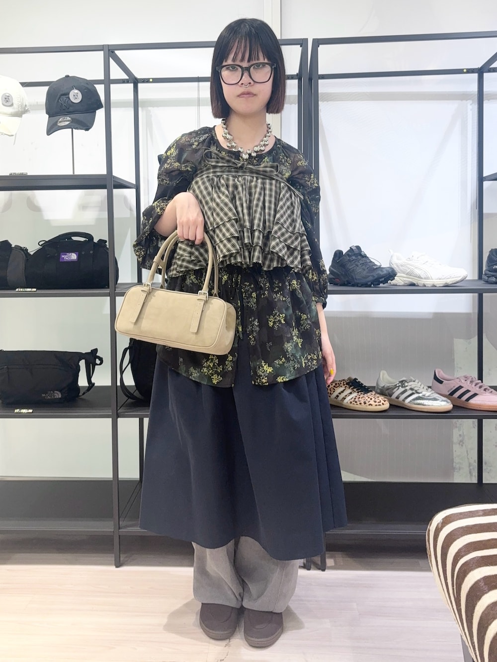 ブラウン系のローファー、グレー系のその他パンツ、ブルー系のスカートを着用したレディースの春コーディネートの2枚目の写真