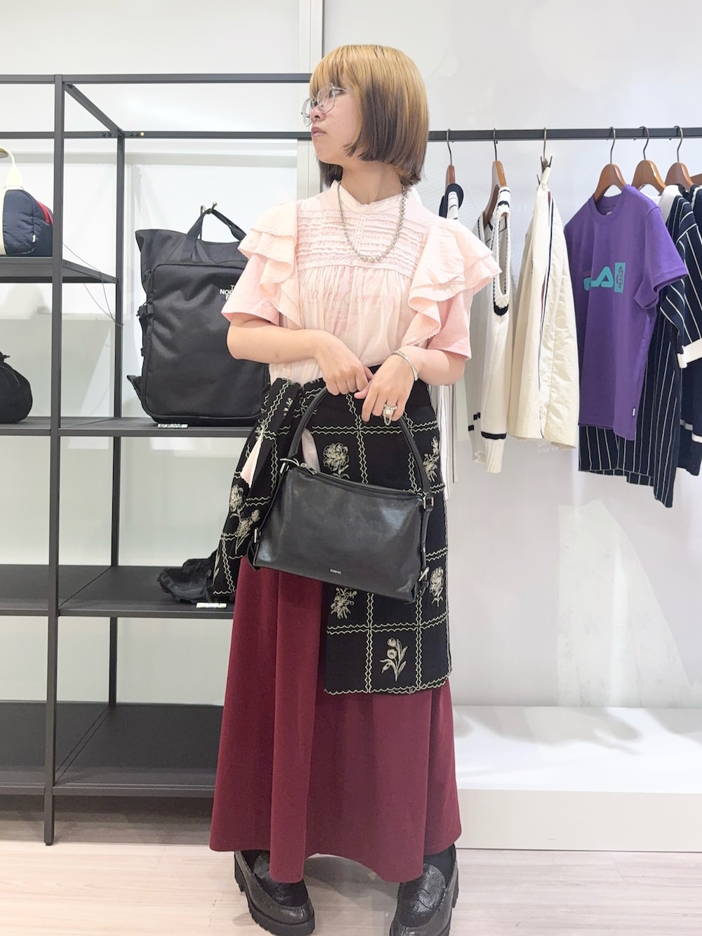 ブラック系のローファー、ピンク系のシャツ/ブラウス、レッド系のスカートを着用したレディースの夏コーディネートの2枚目の写真
