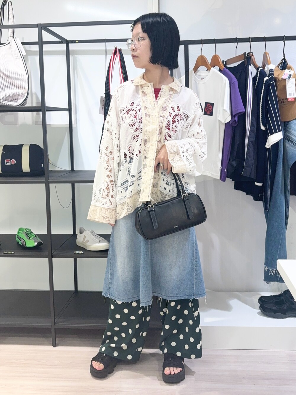 グリーン系のその他パンツ、ブルー系のデニムスカート、ブラック系のサンダルを着用したレディースの夏コーディネートの2枚目の写真