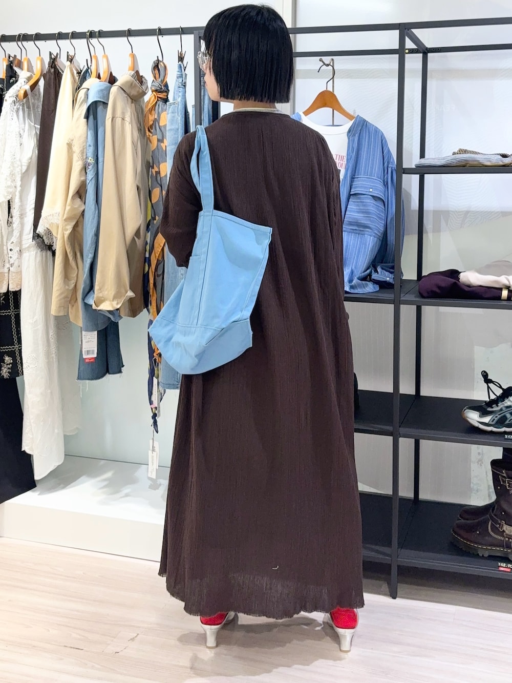 グレー系のTシャツ/カットソー、ブラウン系のワンピース、ブラウン系のその他パンツを着用したレディースの秋コーディネートの4枚目の写真