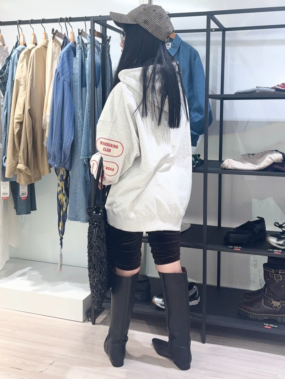 ブラウン系のその他パンツ、ブラック系のショルダーバッグ、ベージュ系のキャップを着用したレディースの秋コーディネートの4枚目の写真