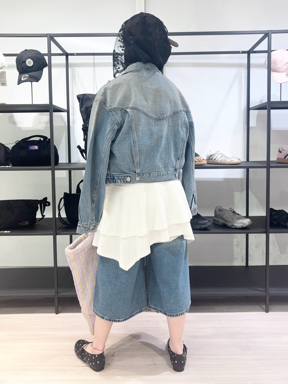 ホワイト系のTシャツ/カットソー、ブラック系のその他シューズ、ブラウン系のキャップを着用したレディースの春コーディネートの4枚目の写真