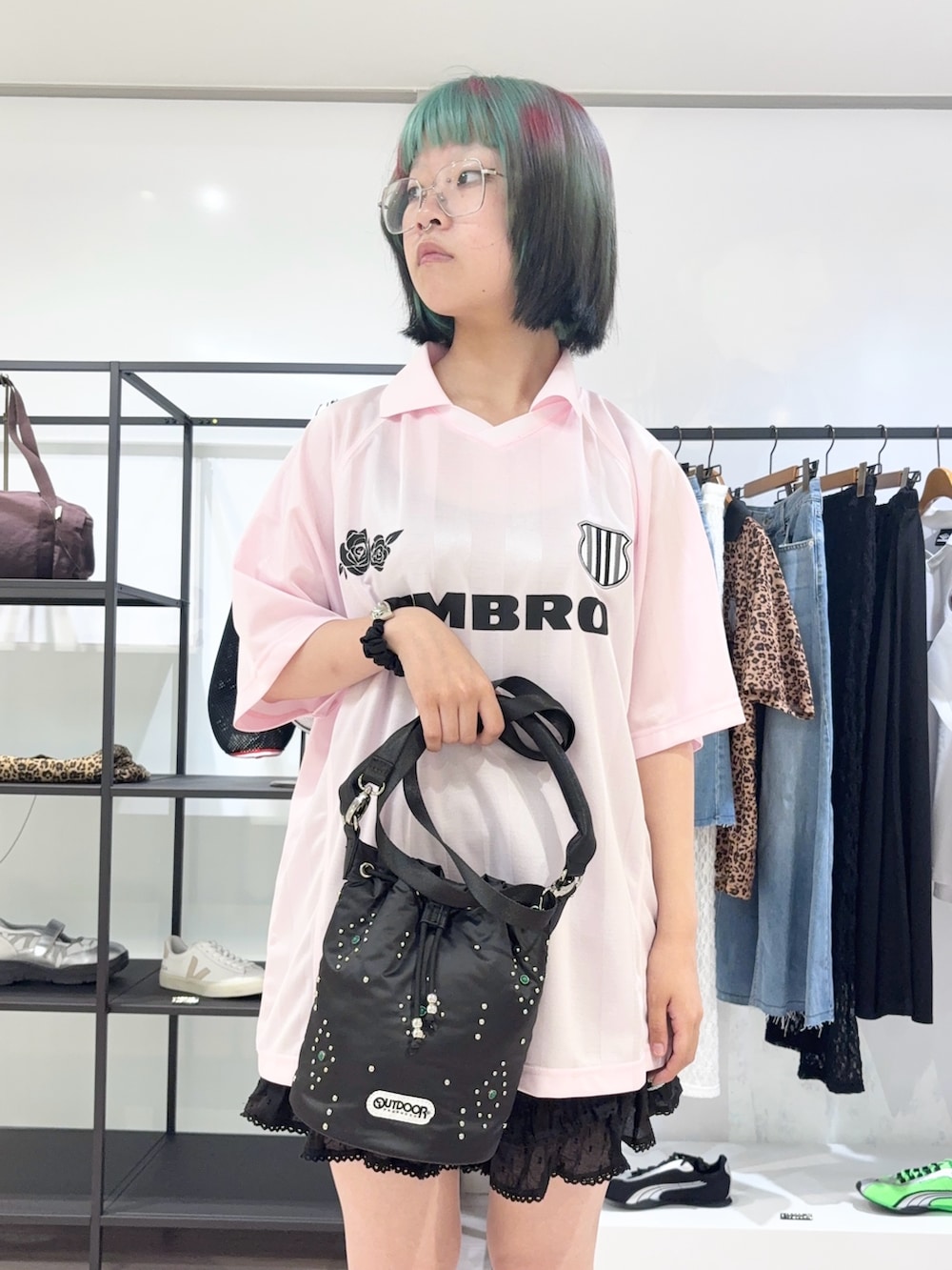 ブラック系のショルダーバッグ、ピンク系のTシャツ/カットソー、ブラック系のサンダルを着用したレディースの夏コーディネートの5枚目の写真
