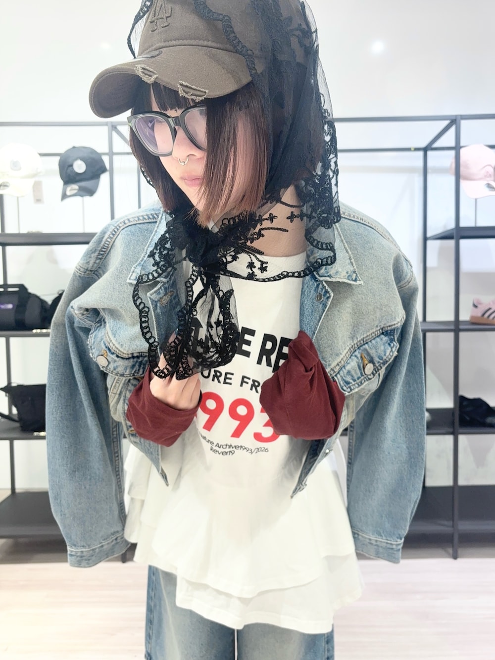 ホワイト系のTシャツ/カットソー、ブラック系のその他シューズ、ブラウン系のキャップを着用したレディースの春コーディネートの5枚目の写真