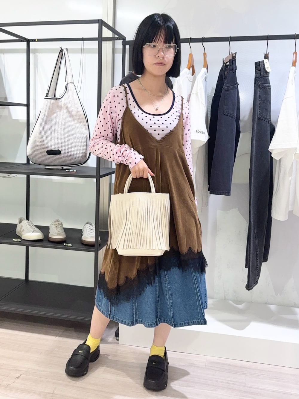 ホワイト系のショルダーバッグ、ブラック系のローファー、ホワイト系のTシャツ/カットソーを着用したレディースの夏コーディネートの2枚目の写真
