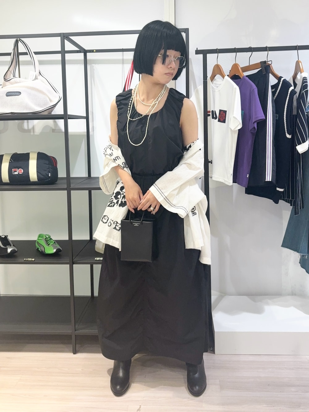 ブラック系のシャツ/ブラウス、ブラック系のワンピース、ブラック系のブーツを着用したレディースの夏コーディネートの2枚目の写真