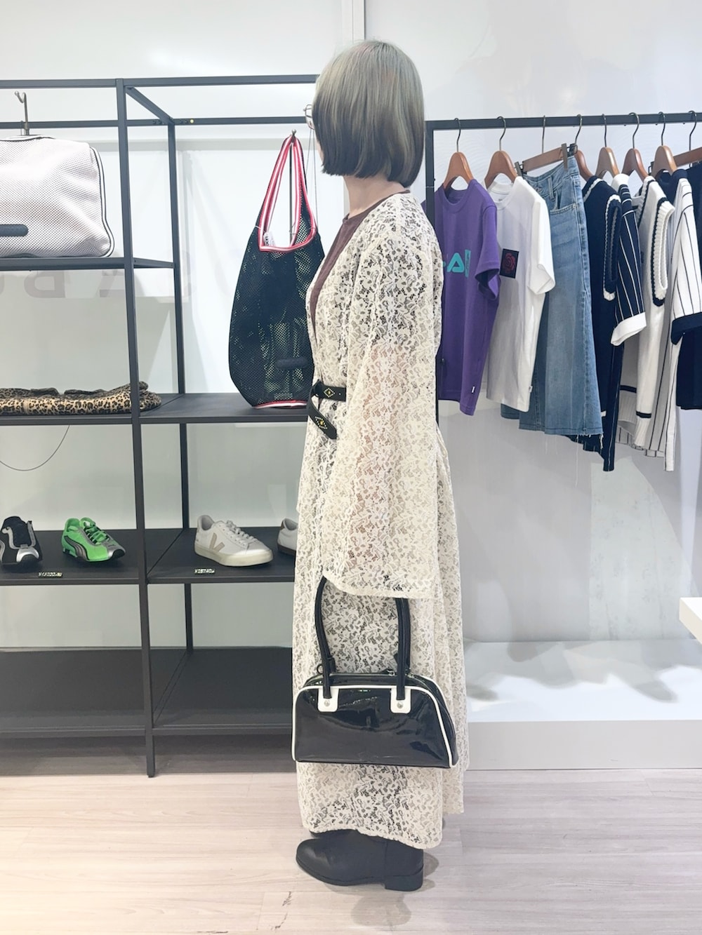 グリーン系のその他パンツ、ブラウン系のTシャツ/カットソー、ホワイト系のワンピースを着用したレディースの夏コーディネートの3枚目の写真