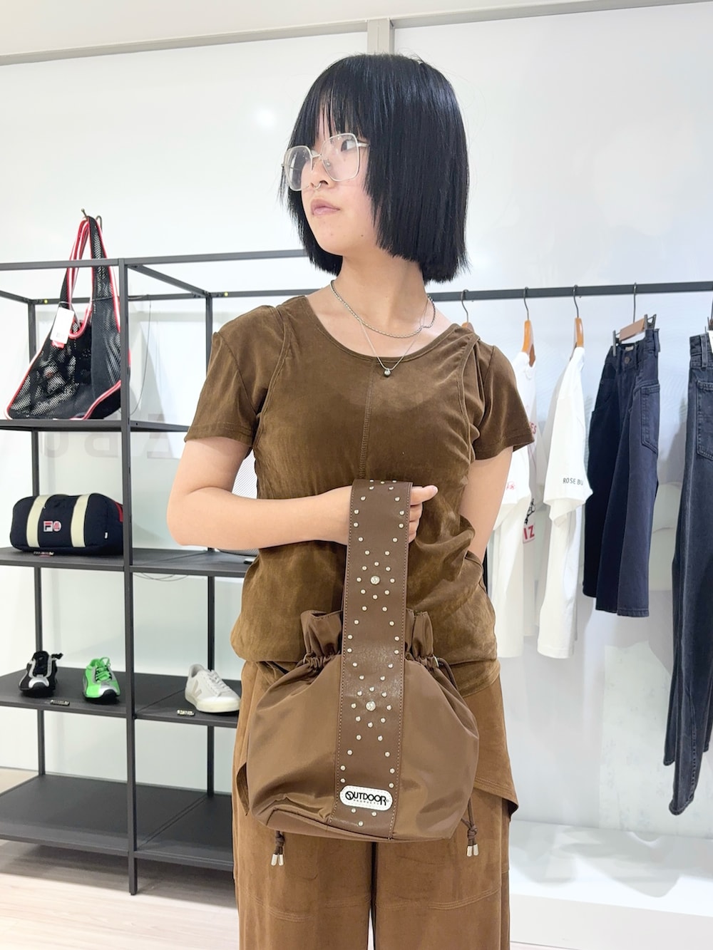 ブラウン系のTシャツ/カットソー、ブラウン系のその他パンツ、ブラウン系のショルダーバッグを着用したレディースの夏コーディネートの5枚目の写真