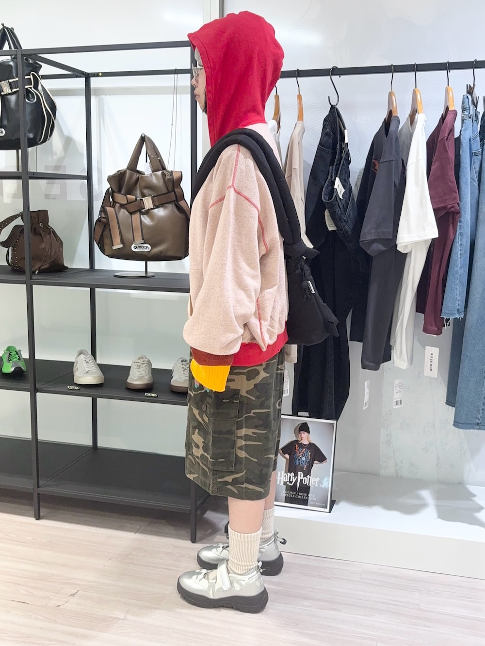 その他のその他パンツ、ピンク系のパーカー、ブラウン系のニット/セーターを着用したレディースの秋コーディネートの3枚目の写真