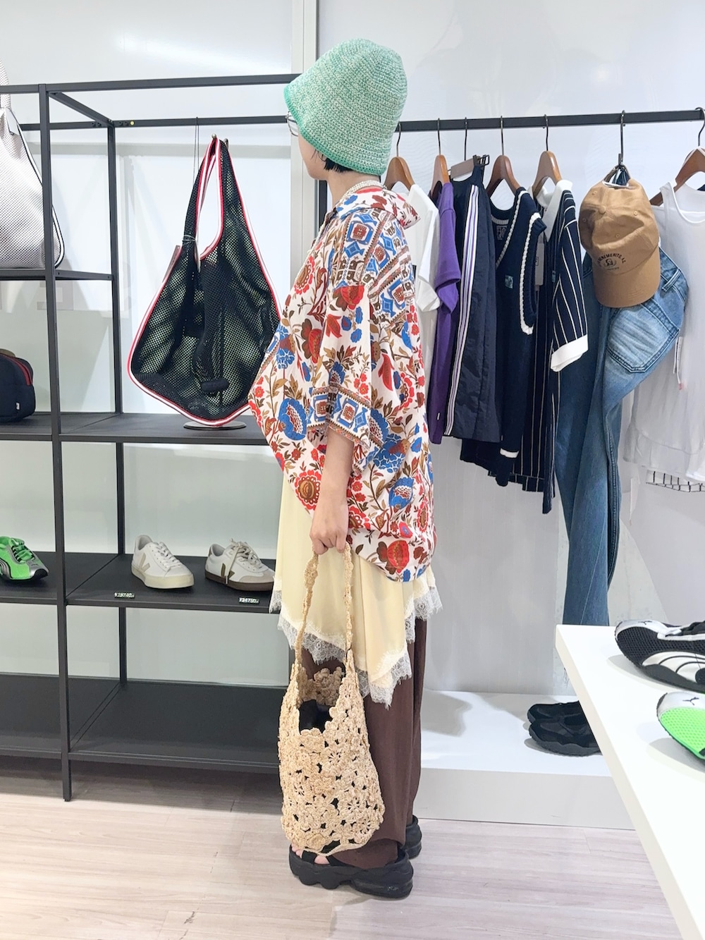 ブラウン系のその他パンツ、ブラック系のサンダル、ベージュ系のショルダーバッグを着用したレディースの夏コーディネートの2枚目の写真