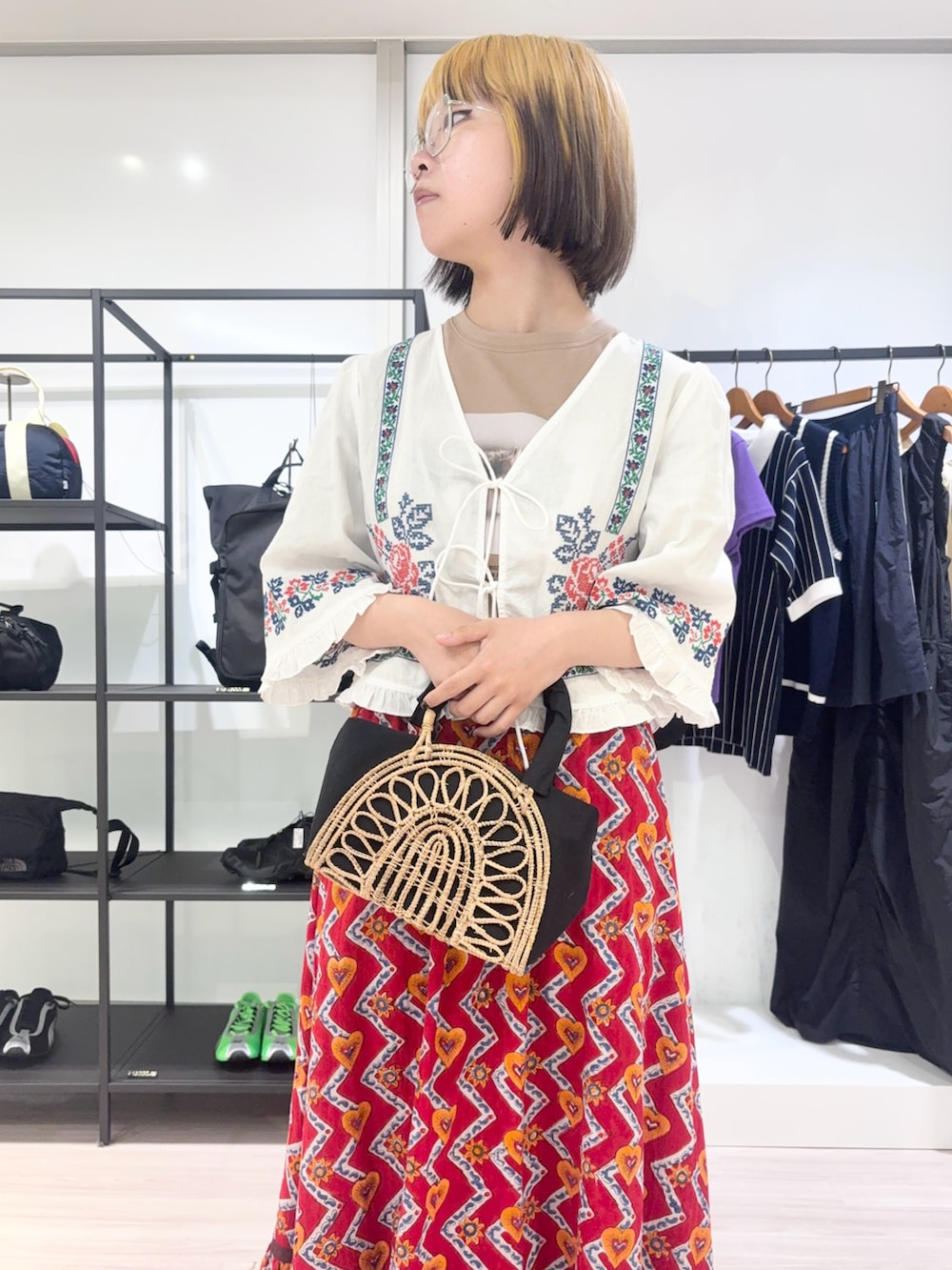 ホワイト系のシャツ/ブラウス、ブラック系のかごバッグ、ホワイト系のその他シューズを着用したレディースの春コーディネートの5枚目の写真