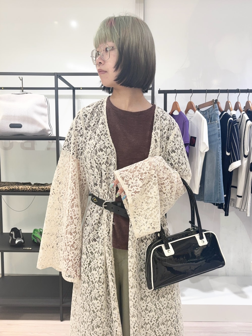 グリーン系のその他パンツ、ブラウン系のTシャツ/カットソー、ホワイト系のワンピースを着用したレディースの夏コーディネートの5枚目の写真