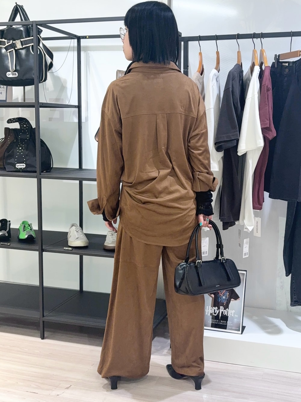 ブラック系のシャツ/ブラウス、ブラウン系のシャツ/ブラウス、ブラウン系のその他パンツを着用したレディースの夏コーディネートの4枚目の写真