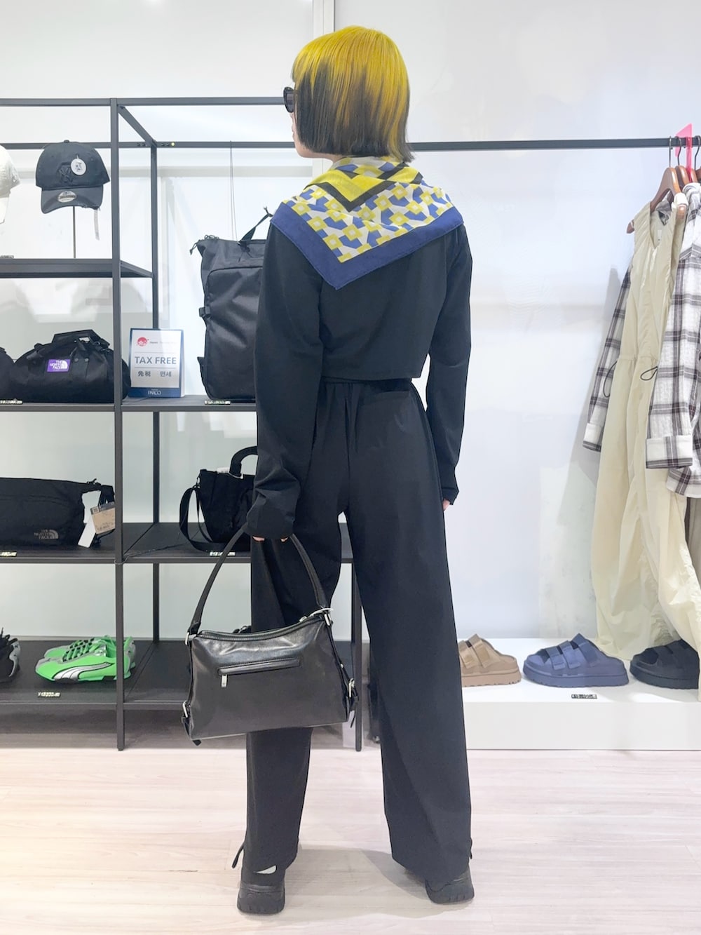 ブラック系のカーディガン/ボレロ、ブラック系のその他パンツ、ホワイト系のバンダナ/スカーフを着用したレディースの春コーディネートの4枚目の写真