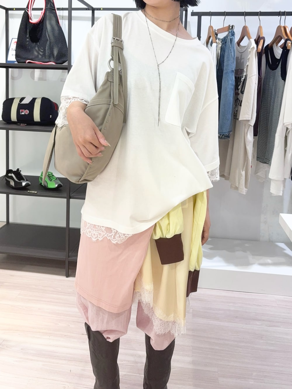 ピンク系のTシャツ/カットソー、イエロー系のスカート、ピンク系のその他パンツを着用したレディースの夏コーディネートの5枚目の写真