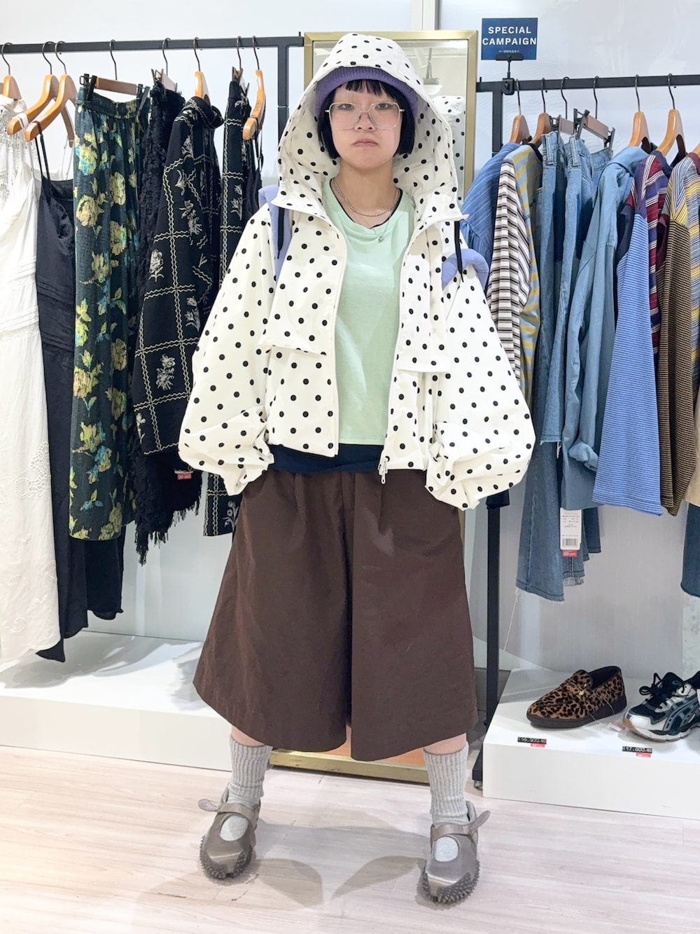 グレー系のスニーカー、ブラウン系のその他パンツ、グリーン系のTシャツ/カットソーを着用したレディースの秋コーディネートの2枚目の写真