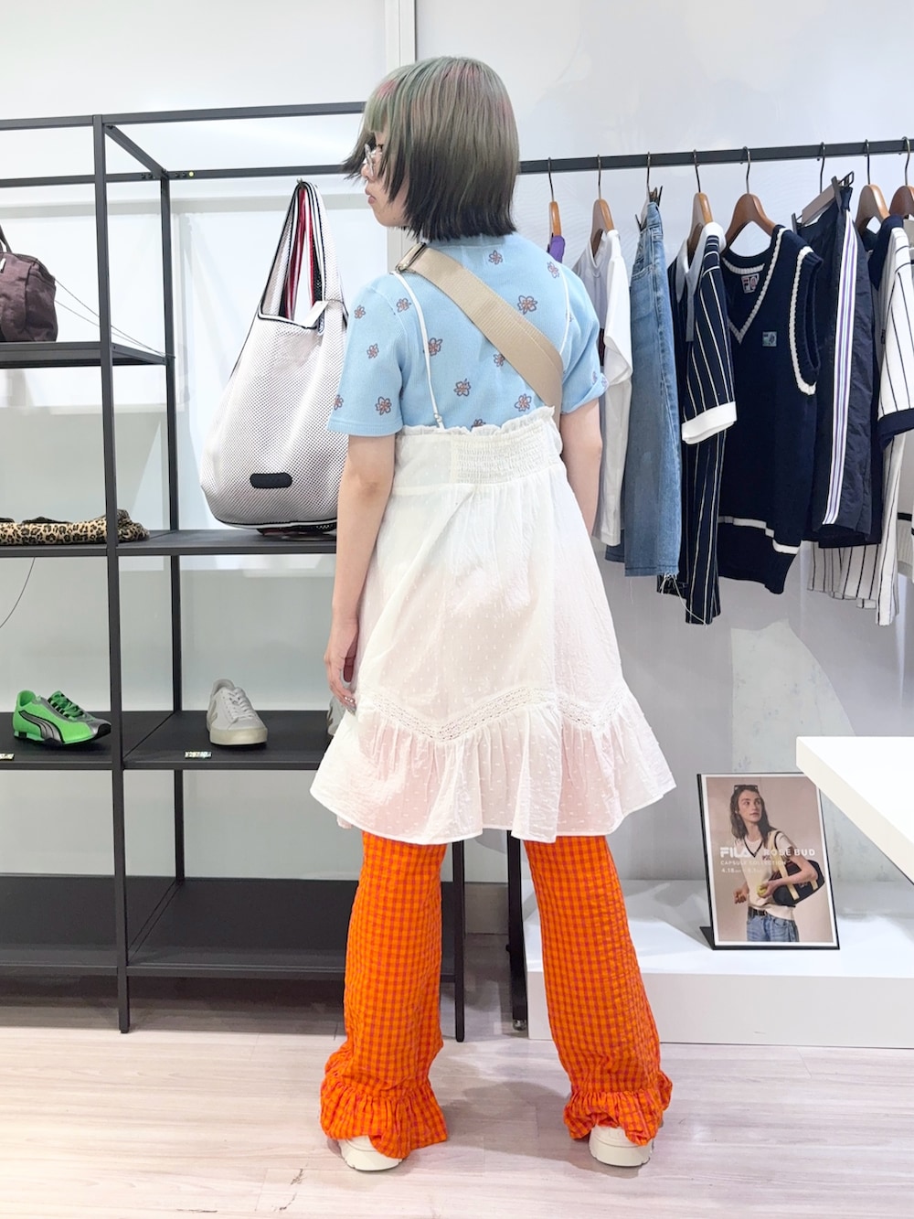 オレンジ系のその他パンツ、ホワイト系のワンピース、ホワイト系のサンダルを着用したレディースの夏コーディネートの3枚目の写真