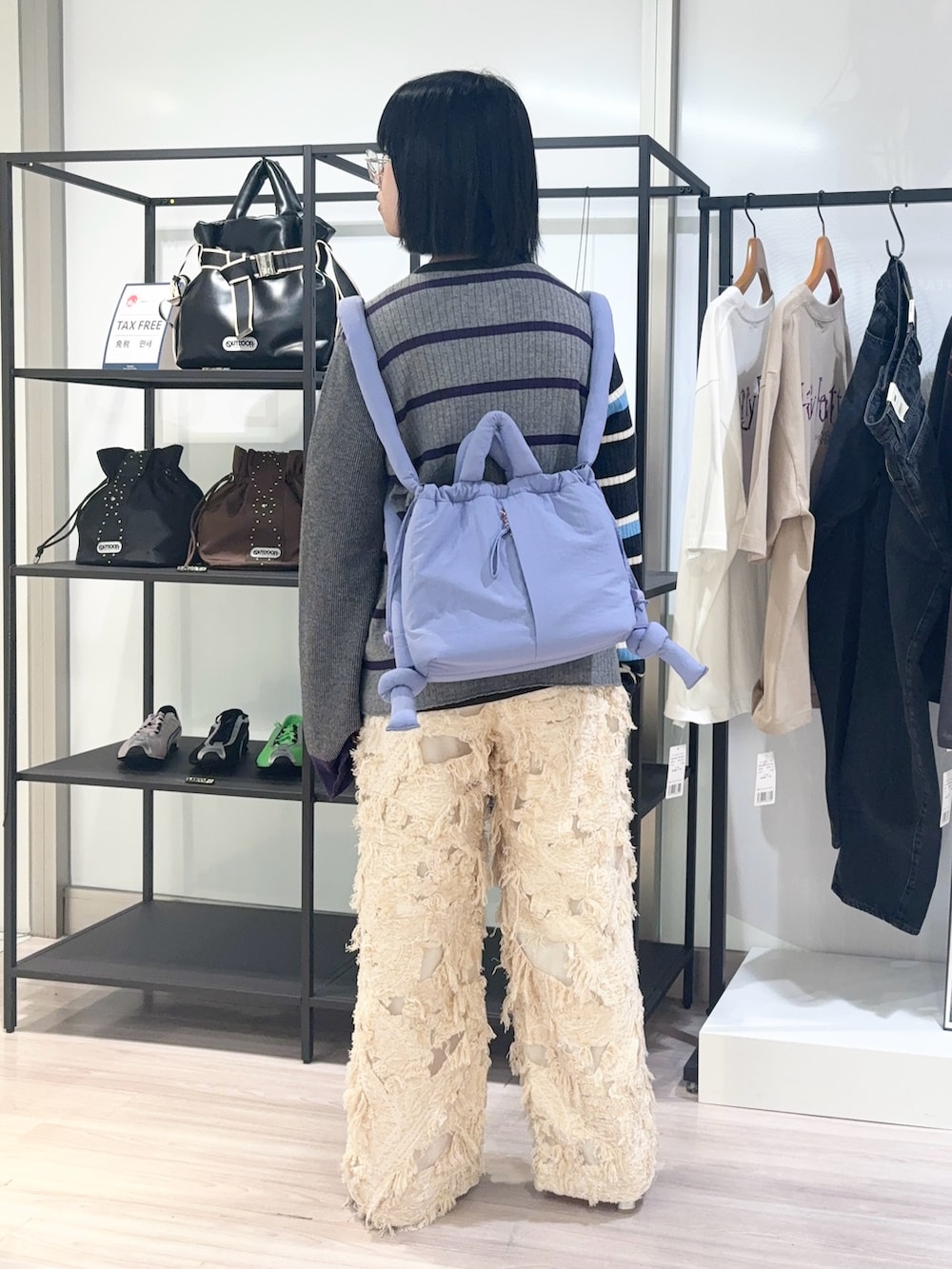 グレー系のニット/セーター、グレー系のTシャツ/カットソー、ベージュ系のその他パンツを着用したレディースの秋コーディネートの4枚目の写真
