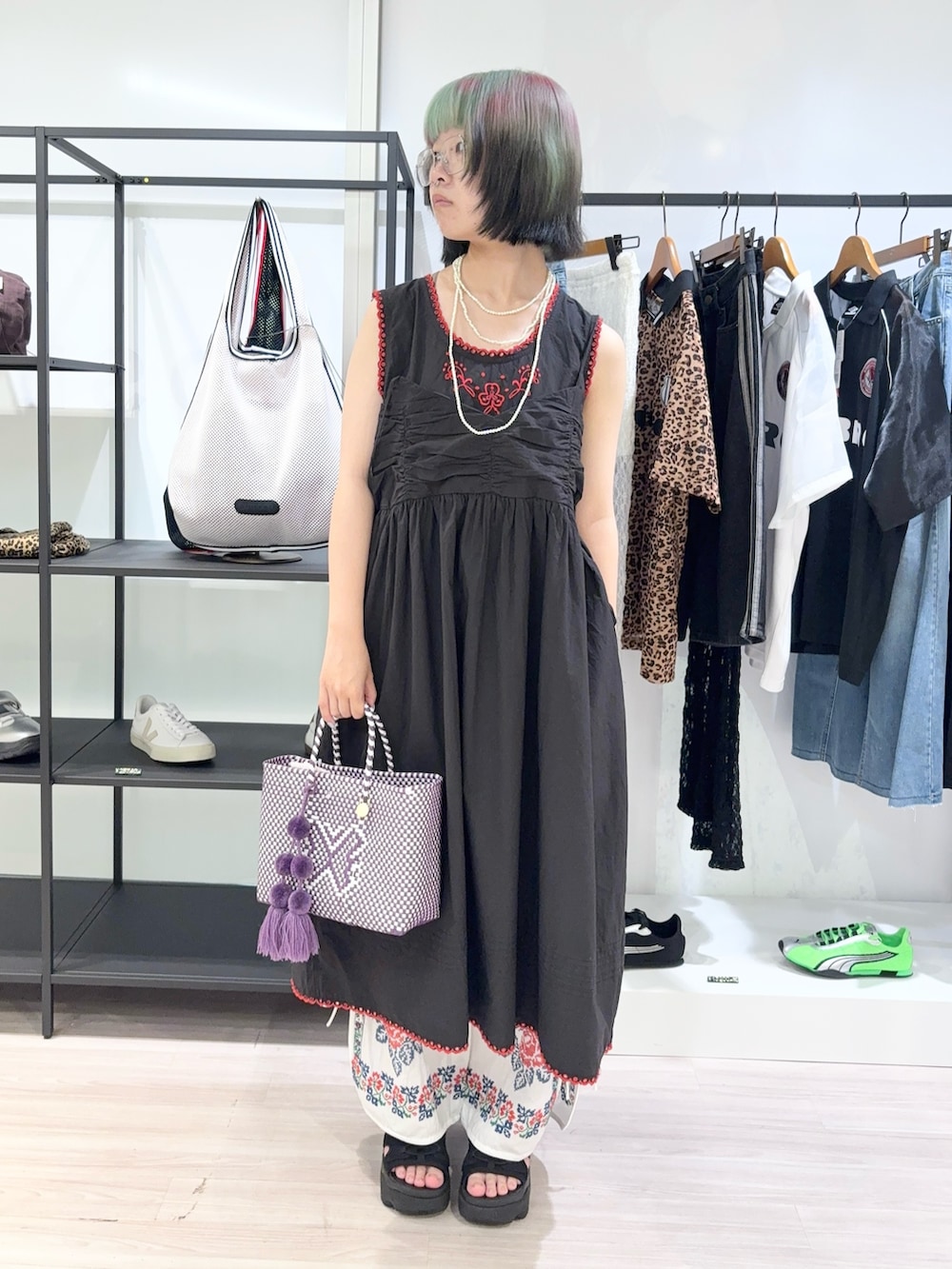 ブラック系のシャツ/ブラウス、ブラック系のワンピース、ホワイト系のその他パンツを着用したレディースの夏コーディネートの5枚目の写真