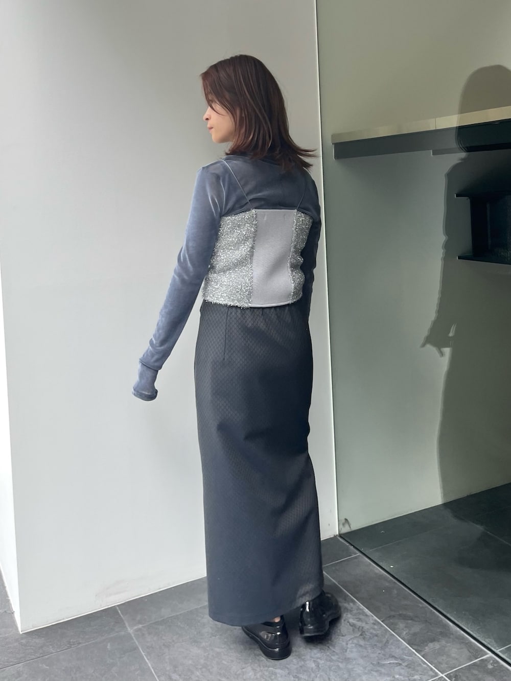 ブルー系のTシャツ/カットソー、シルバー系のキャミソール、ブルー系のスカートを着用したレディースの秋コーディネートの2枚目の写真