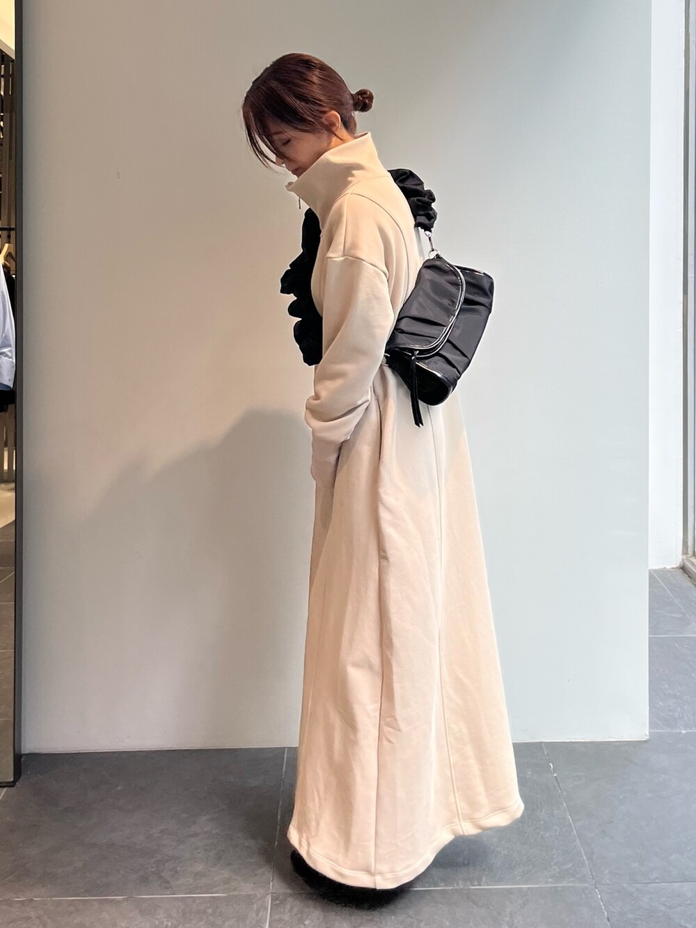 ホワイト系のワンピースを着用したレディースの秋コーディネートの2枚目の写真